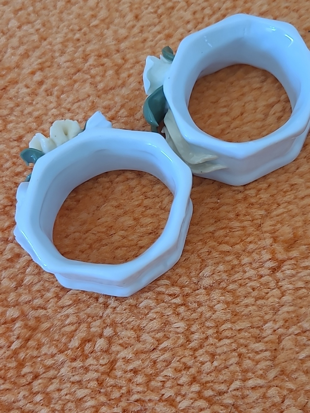 Capodemonte Style Flower Napkin Rings - Picture 2 of 8
